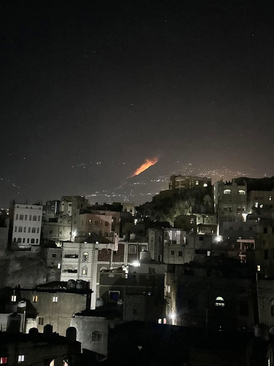 حريق هائل يلتهم مساحات واسعة في جبل صبر بتعز ويقترب من المنازل والقرى حريق هائل يلتهم مساحات واسعة في جبل صبر بتعز ويقترب من المنازل والقرى